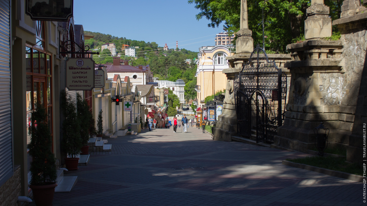 Местный "Арбат" - проспект Карла Маркса в Кисловодске. Фото: Александр Геншер | Travelaviabilet.ru Местный "Арбат" - проспект Карла Маркса в Кисловодске. Фото: Александр Геншер | Travelaviabilet.ru