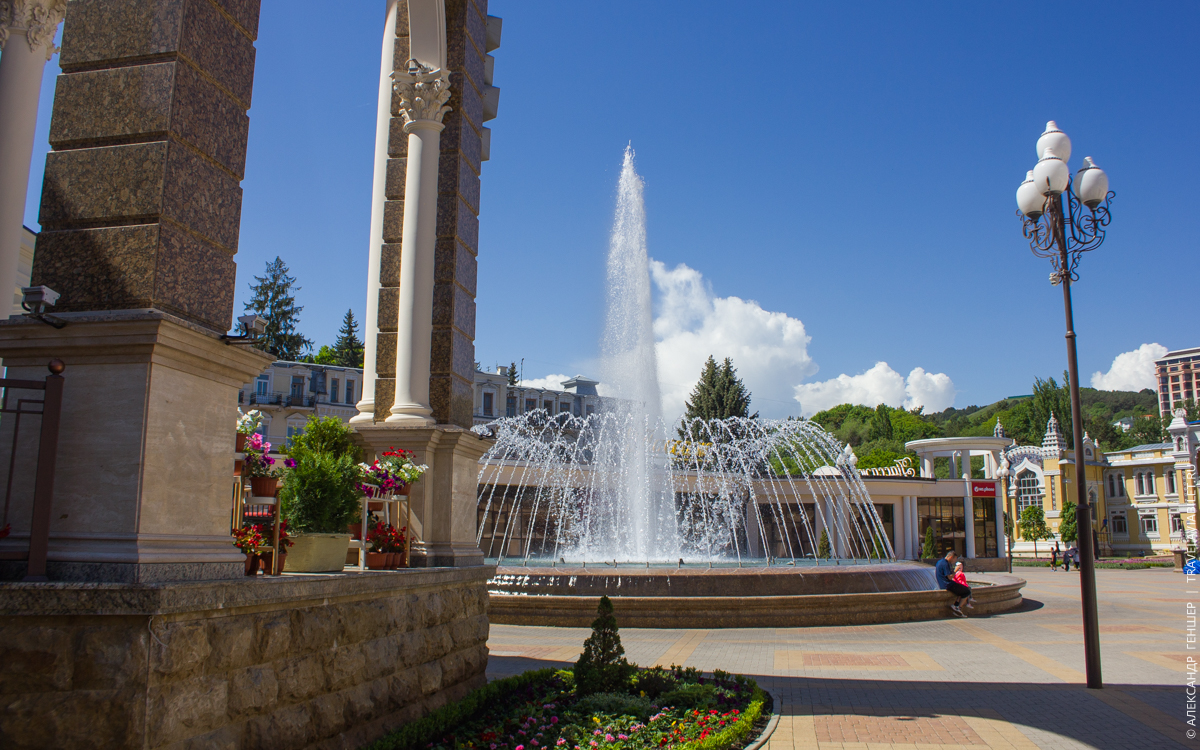 Фонтан на Курортном проспекте в Кисловодске. Фото: Александр Геншер | Travelaviabilet.ru Фонтан на Курортном проспекте в Кисловодске. Фото: Александр Геншер | Travelaviabilet.ru