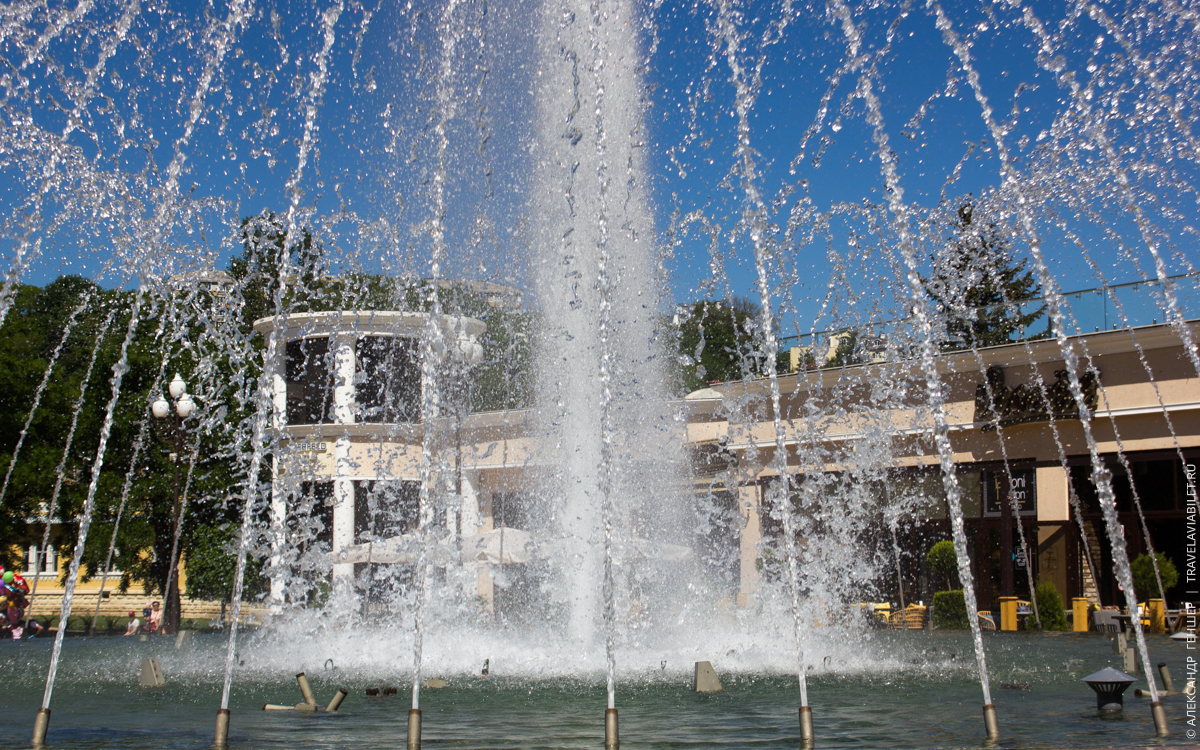 Фонтан на Курортном проспекте в Кисловодске. Фото: Александр Геншер | Travelaviabilet.ru Фонтан на Курортном проспекте в Кисловодске. Фото: Александр Геншер | Travelaviabilet.ru