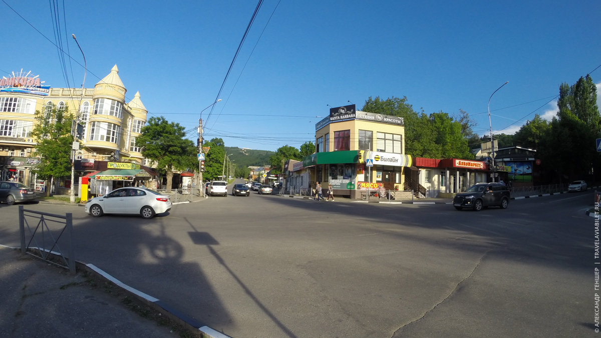 Перекресток проспекта Дзержинского с улицей Широкая в Кисловодске. Фото: Александр Геншер | Travelaviabilet.ru Перекресток проспекта Дзержинского с улицей Широкая в Кисловодске. Фото: Александр Геншер | Travelaviabilet.ru
