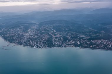 Вечерний взлет из Сочи: любуемся на город и горы