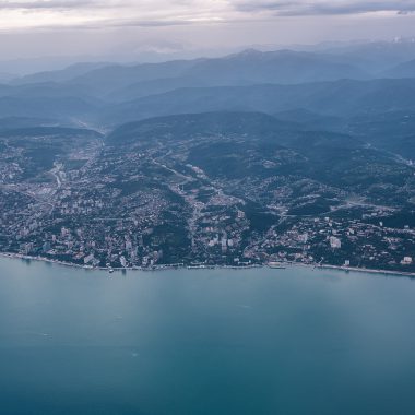 Вечерний взлет из Сочи: любуемся на город и горы