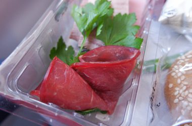 Чем кормят Уральские Авиалинии. Фото: Александр Геншер | AVIADO.RU