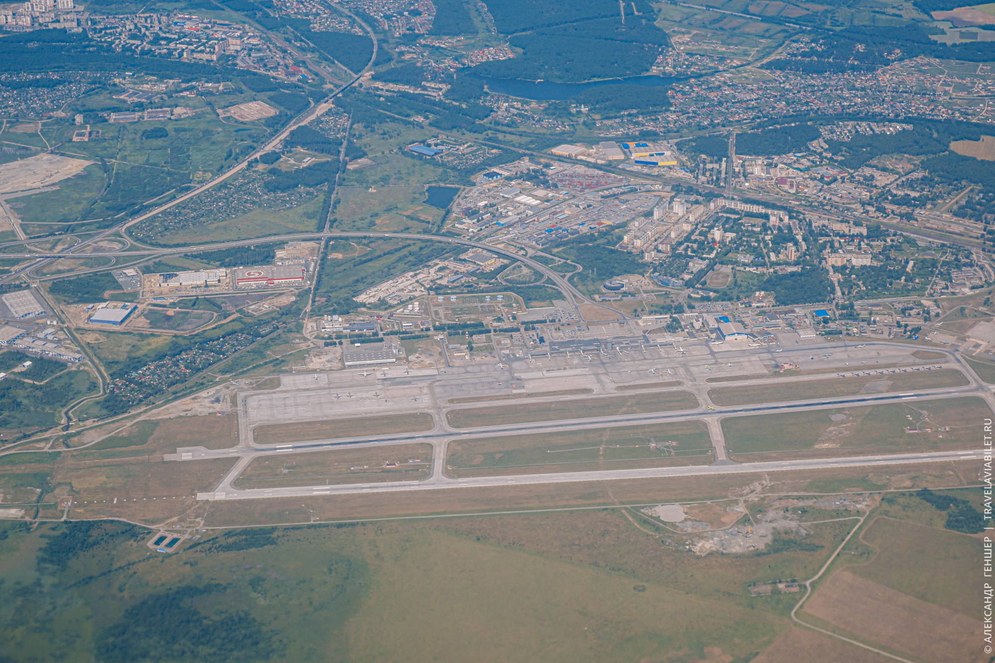 Как выглядит Екатеринбург из самолета. Фото: Александр Геншер | TRAVELAVIABILET.RU